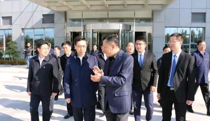 濰坊市委書記劉曙光等領(lǐng)導(dǎo)蒞臨視察集團(tuán)公司運(yùn)營(yíng)的濰坊國(guó)際貿(mào)易中心