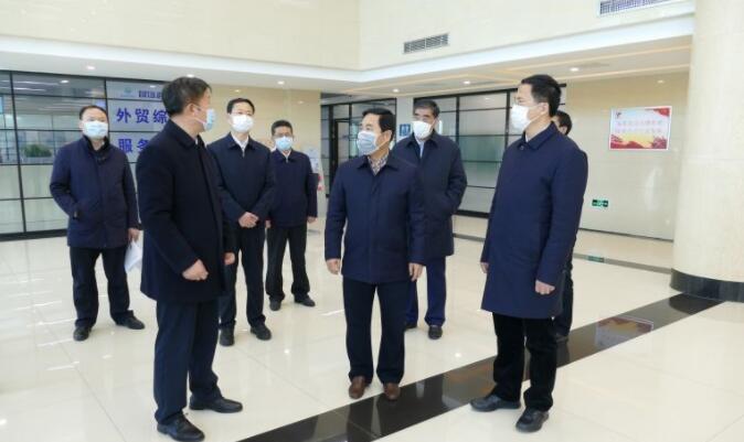 濰坊市委書記惠新安蒞臨晟綺港儲集團公司調(diào)研復(fù)工復(fù)產(chǎn)工作，高密市委書記卞漢林陪同